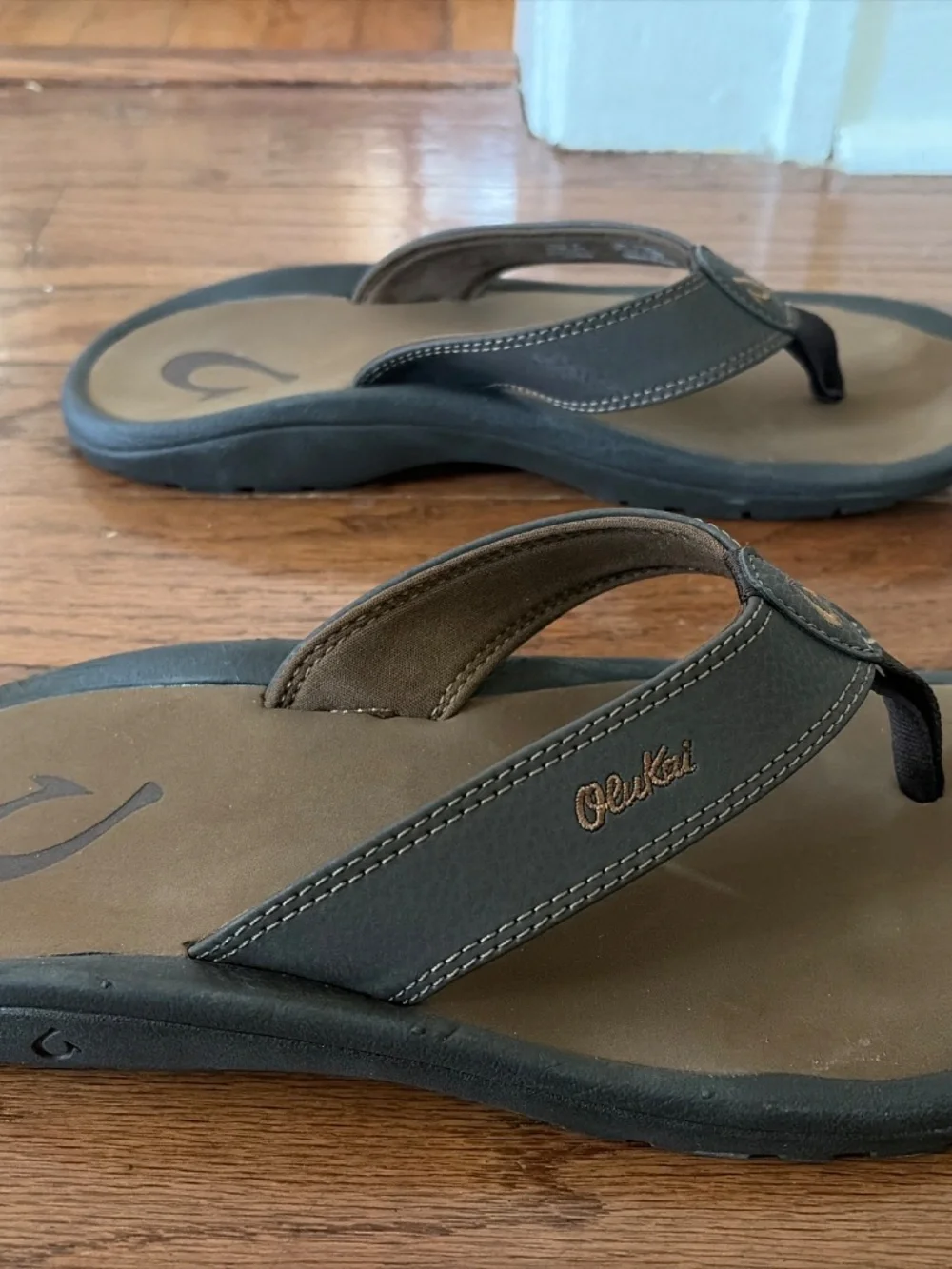 Men’s size 10M Olu Kai Brown flip flops